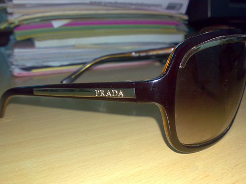 プラダがヴェルサーチェを買収