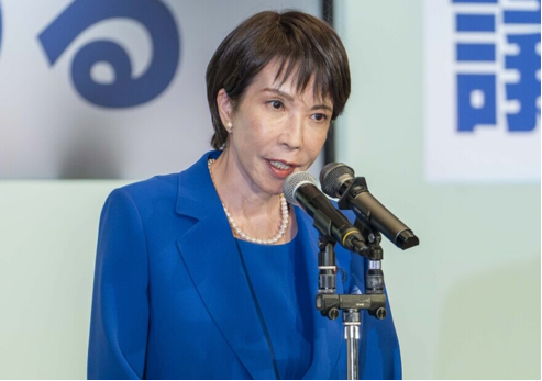 高市早苗新総裁の青いスーツ